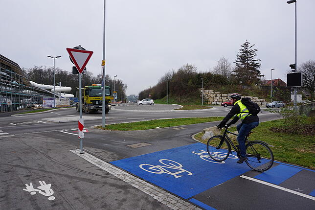 Ratlosigkeit am Kreisverkehr beim neuen Sportbad. Hier endet der ausgebaute Abschnitt des Velorings. Geradeaus oder rechts um den ...