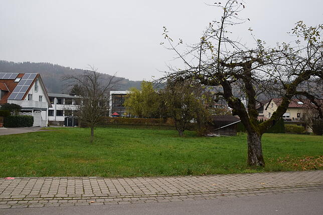 Der Gemeinde gehört dieses Wiesengrundstück bei der Schule (Hintergrund). Dieses wäre eine Option für den Kindergarten.