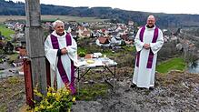 Pfarrer Michael Dulik (links) und Vikar Klaus Käfer halten auf dem Kreuzfelsen hoch über Gutenstein eine Eucharistiefeier ab und segnen ...