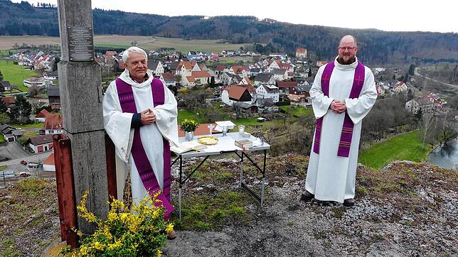 Pfarrer Michael Dulik (links) und Vikar Klaus Käfer halten auf dem Kreuzfelsen hoch über Gutenstein eine Eucharistiefeier ab und segnen ...