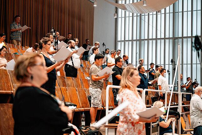 Der Chor im Audiostudio des Opernhauses. Hier können die Mitglieder mit genügend Abstand voneinander singen.