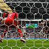 Englands Harry Maguire (dritter von rechts) versucht auf das Tor von Deutschlands Torwart Manuel Neuer (vorn) zu köpfen.
