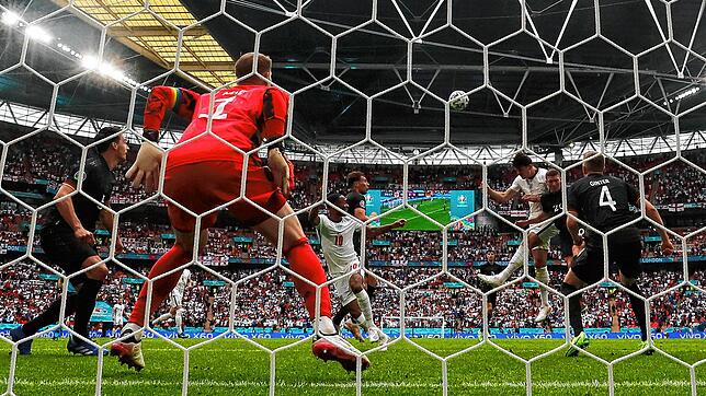 Englands Harry Maguire (dritter von rechts) versucht auf das Tor von Deutschlands Torwart Manuel Neuer (vorn) zu köpfen.