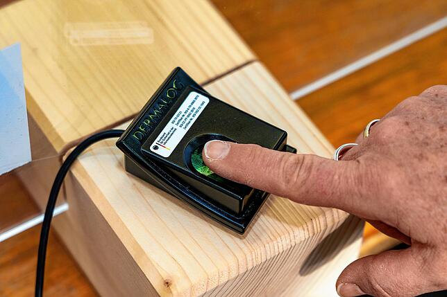 Zum Anmeldeprozess gehört auch die Erfassung der Fingerabdrücke.