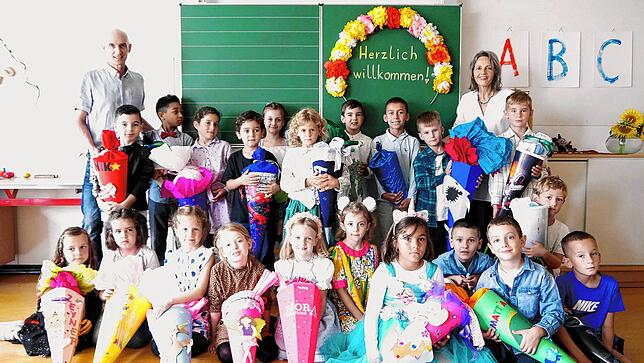 Das ist die Klasse 1 a der Burgbergschule Überlingen mit Inklusion mit ihren Klassenlehrern Ramona Scholten und Markus Watter (links).