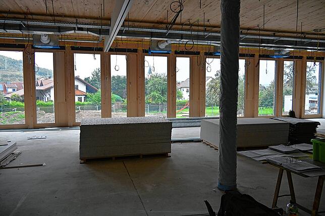 Aus einem dem neuen Mehrzweckraum im Erweiterungsbau der Grund- und Werkrealschule Gurtweil hat man einen Blick auf das Schulumfeld und ...