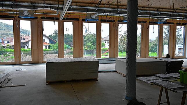 Aus einem dem neuen Mehrzweckraum im Erweiterungsbau der Grund- und Werkrealschule Gurtweil hat man einen Blick auf das Schulumfeld und ...
