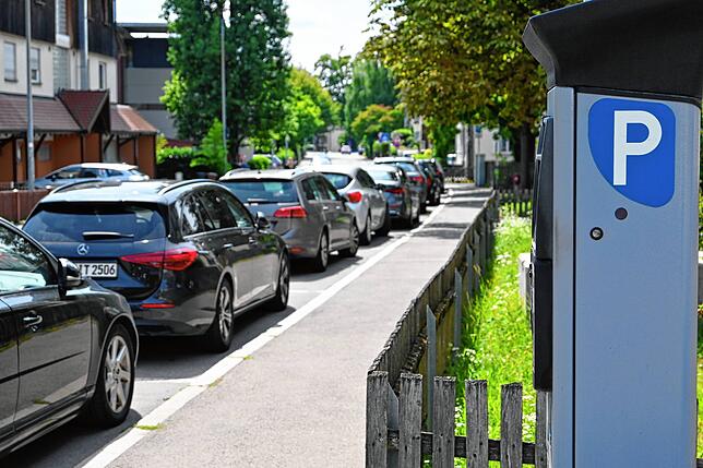 Autos parken entlang der Obertorstraße am Wertstoffhof.