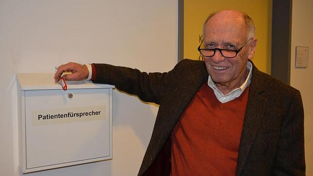 Bernd Bierer ist einer der fünf Patientenfürsprecher am Schwarzwald-Baar-Klinikum. Im Eingangsbereich des Klinikums ist ein Briefkasten ...