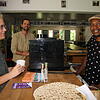 Viele kennen Ejike Harrison Chukwu vom Café Mondial. Dort engagiert sich der Nigerianer seit Jahren ehrenamtlich. Daniela Winkler und ...