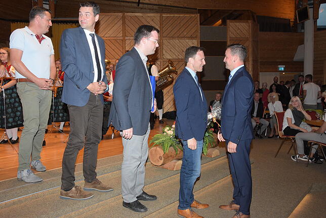 Anstehen: Die Bürgermeister der Region gratulieren Sebastian Stiegeler (von links): Adrian Schmidle (Murg), Tobias Gantert ...
