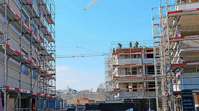 Der Rohbau der ersten sechs Gebäude der Baugenossenschaft Überlingen an der Anna-Zentgraf-Straße nördlich des Hildegardrings ist nahezu ...