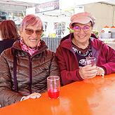 Wenn Suser, dann roter: Renate Minge und Sylvia Betz lassen es sich schmecken.