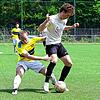 Der Pfullendorfer Aaron Bindeer (links) veruscht den Spieler vom SV Deggenhausertal Oliver Schiller (rechts) vom Ball zu trennen.
