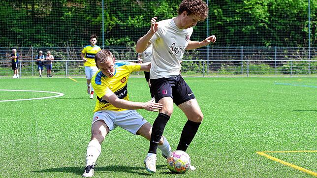 Der Pfullendorfer Aaron Bindeer (links) veruscht den Spieler vom SV Deggenhausertal Oliver Schiller (rechts) vom Ball zu trennen.