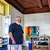 Thomas Santhori steht in seinem neuen Atelier im Schloss Zurzach.