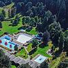 Der alte Nadelbaumbestand hinter dem Tennenbronner Freibad (rechter Bildrand), das derzeit saniert wird, wird nächstes Jahr entfernt. ...