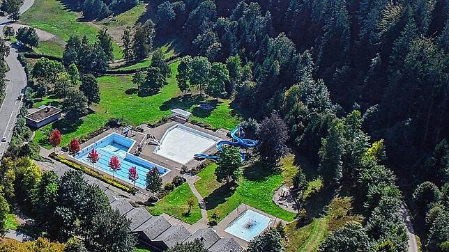 Der alte Nadelbaumbestand hinter dem Tennenbronner Freibad (rechter Bildrand), das derzeit saniert wird, wird nächstes Jahr entfernt. ...