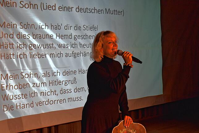 Jazzsängerin Esther Kaiser aus Berlin sang bei der Buchvorstellung „Das Lied einer deutschen Mutter“ von Berthold Brecht ...