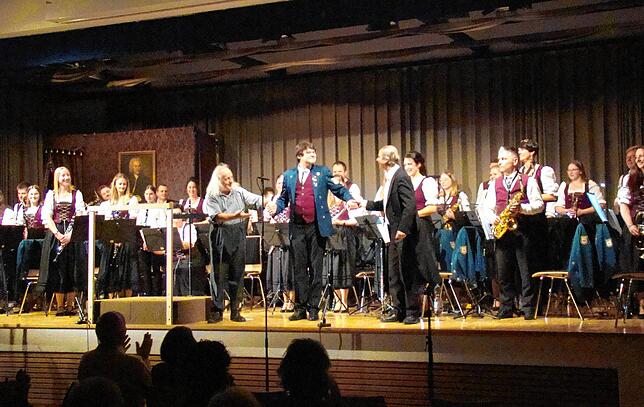 Beste Unterhaltung beim Jahreskonzert des Musikvereins Winterspüren. Dank dem Orchester und den beiden Comedians Gogol & Mäx, ...