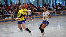 Mit 55 Toren in acht Spielen führt die Allensbacherin Greta Rinkeviciute (am Ball, hier im Spiel gegen Mintraching/Neutraubling) die ...