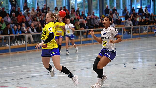 Mit 55 Toren in acht Spielen führt die Allensbacherin Greta Rinkeviciute (am Ball, hier im Spiel gegen Mintraching/Neutraubling) die ...