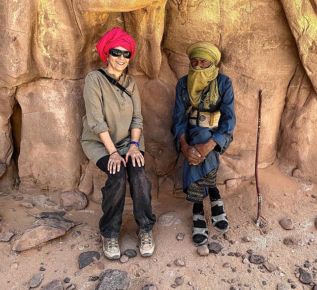 Marion Pfeiffer mit Guide Agoued auf dem Tassili-Plateau.