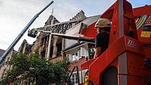 Auch nach zwei Tagen und zwei Nächten schwelt, glimmt und brennt es weiter im Haus Zollernstraße in Konstanz. Während die Feuerwehr ...