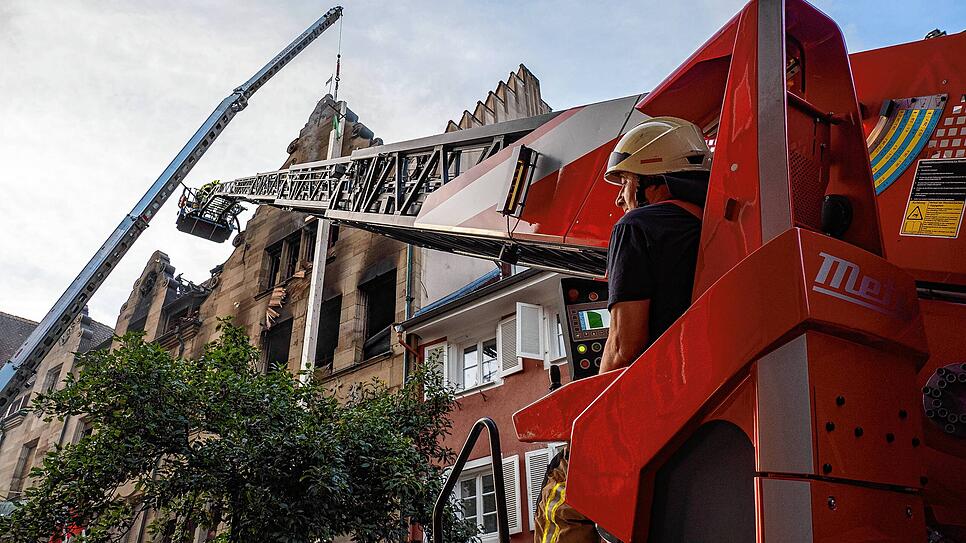 Auch nach zwei Tagen und zwei Nächten schwelt, glimmt und brennt es weiter im Haus Zollernstraße in Konstanz. Während die Feuerwehr ...