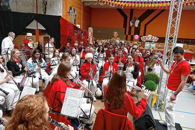 Die „rote Macht vom Heuberg“, die Stettener Zunftkapelle, sorgte für Bombenstimmung. Bild: Gerd Feuerstein