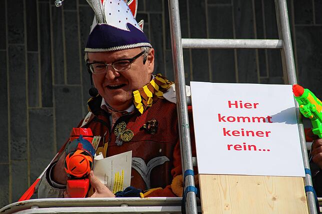 Bild 2: Alle Macht den Narren: Alle Bilder vom Rathaussturm in Friedrichshafen (2)