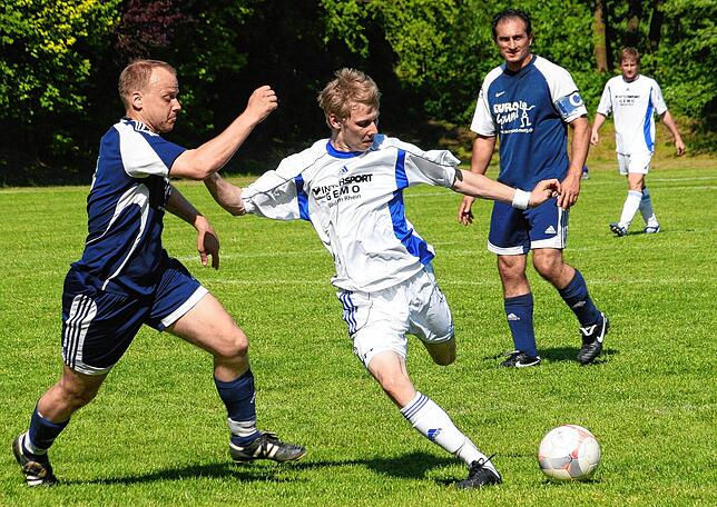 Tormaschine: Gemeinsam mit Max Silvestrini und Sven Brunner erzielte David Hed (rechts, gegen Carlo Wolf vom SV BW Murg) in der Saison ...