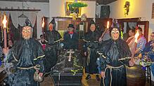 Die Aasemer Narren beenden die fünfte Jahreszeit traditionell mit ihrer Fasnetbeerdigung am Fasnetdienstag. Dabei tragen die Aasemer ...