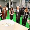 Menschen und Heuschrecken: Ministerpräsident Winfried Kretschmann, die Landtagsabgeordnete Nese Erikli (links neben ihm) sowie die ...