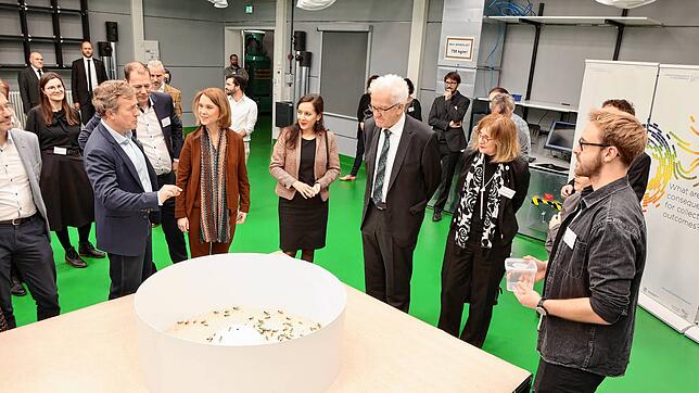 Menschen und Heuschrecken: Ministerpräsident Winfried Kretschmann, die Landtagsabgeordnete Nese Erikli (links neben ihm) sowie die ...