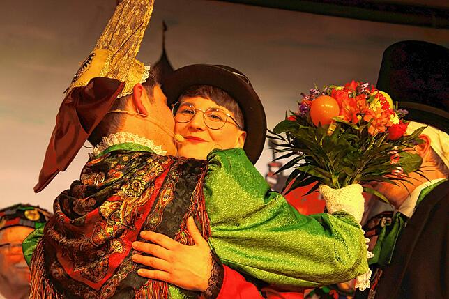 Ehrung für Anna-Lena Schorp durch Narrenmutter Stefan Mayer.
