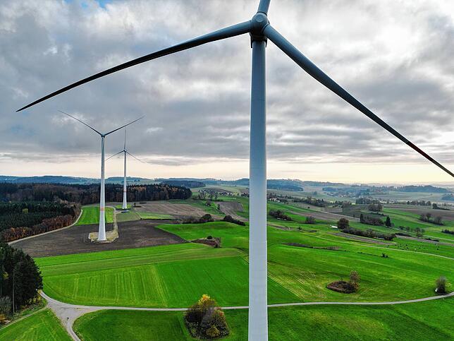 Zwischen Heiligenberg und Pfullendorf stehen (oberhalb von Straß, beziehungsweise Hattenweiler) drei Windkraftanlagen. Weitere sollen ...