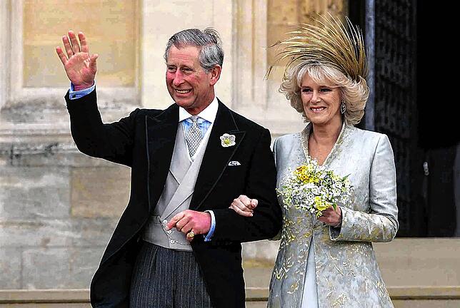Frisch verheiratet: Charles, damals noch Prinz von Wales, und Camilla, Herzogin von Cornwall, am 9. April 2005 nach dem Gebets- und ...