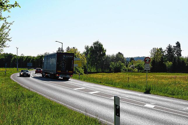 Lastwagen wie dieser müssen auf der Brücke über die Vöhrenbacher Straße auch noch einen Abstand von 150 Metern einhalten.