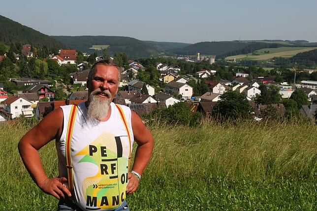 &bdquo;Das ist meine Heimat, hier bin ich aufgewachsen.&ldquo; Bürgermeisterkandidat Thomas Braun steht auf dem Roßberg, im Hintergrund ...