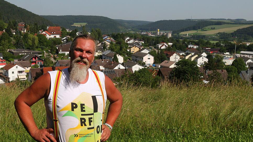 &bdquo;Das ist meine Heimat, hier bin ich aufgewachsen.&ldquo; Bürgermeisterkandidat Thomas Braun steht auf dem Roßberg, im Hintergrund ...