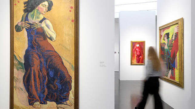 Eine Besucherin der Ausstellung &bdquo;Ekstase&ldquo; im Kunstmuseum Stuttgart geht an Ferdinand Hodler Gemälde &bdquo;Entzücktes ...