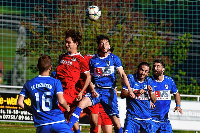 Bild 33: Spitzenreiter FC Erzingen setzt sich mit 5:0 beim FC RW Weilheim durch &ndash; und wir haben die Bilder!