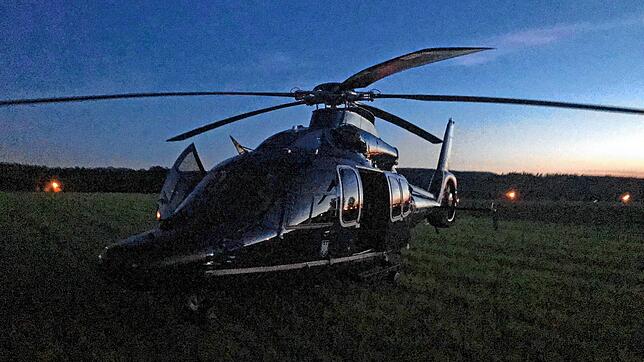 Ein Polizeihubschrauber sucht mit Wärmebildkamera nach einer Person in Not. In Villingen wurde jetzt über Nacht ein vermisster ...