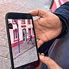 Leonard Mala zeigt auf seinem Handy das Video, das ein Nachbar von dem Angreifer gemacht hat. Bis zum Eintreffen der Polizei wütet der ...