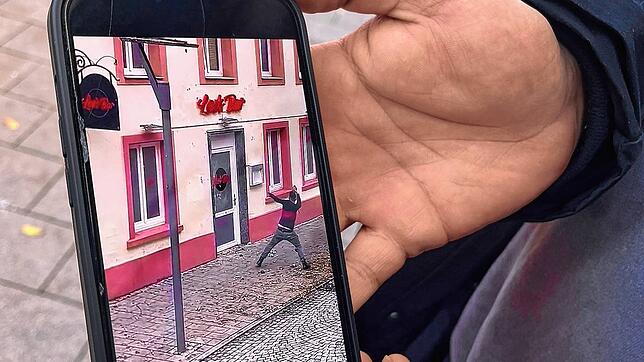 Leonard Mala zeigt auf seinem Handy das Video, das ein Nachbar von dem Angreifer gemacht hat. Bis zum Eintreffen der Polizei wütet der ...