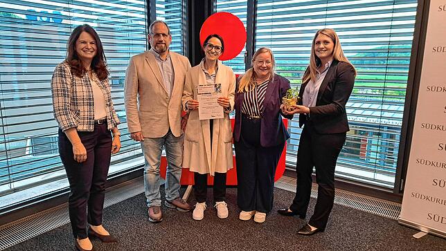 5000 Euro: Förderverein Grundschule Wehr für einen neuen Schulgarten (von links): Silvia Knöpfle, Direktorin Privatkunden Sparkasse ...