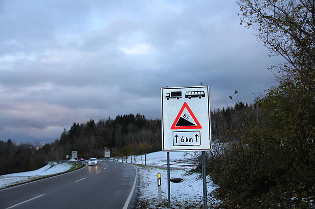 Warnschilder weisen Lastwagen- und Busfahrer auf das starke Gefälle der B 500 hin.