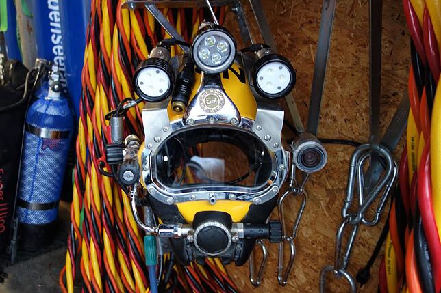 Auch die Bodenseetaucher sind vor Ort. Dieser Tauchhelm wiegt über 30 Kilogramm.