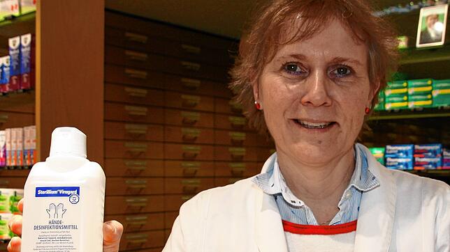 Steffi Fleck von der Löwenapotheke in Waldshut hält eine Flasche mit dem derzeit begehrten Desinfektionsmittel in der Hand.